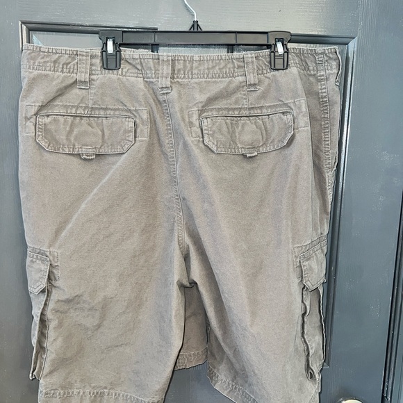 Eddie Bauer Men's Army Green Cargo Shorts - Picture 2 of 6